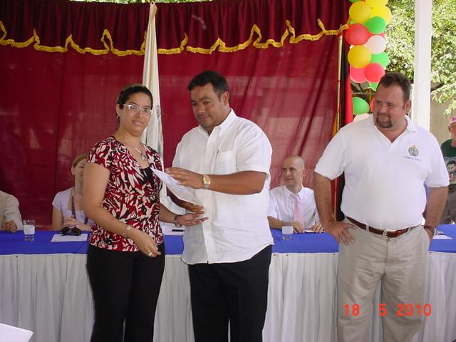 Entrega de certificados a paricipantes en capacirtacion sobee Gerencia Municipal